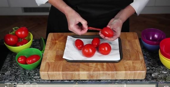 Peeling tomatoes